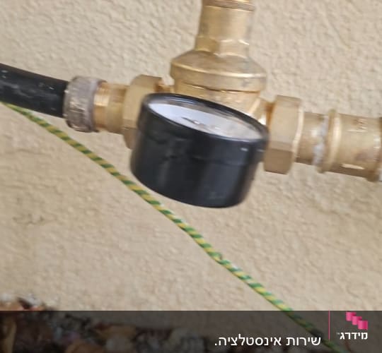 התקנת מקטין לחץ מים עם שעון לחץ על צנרת מים